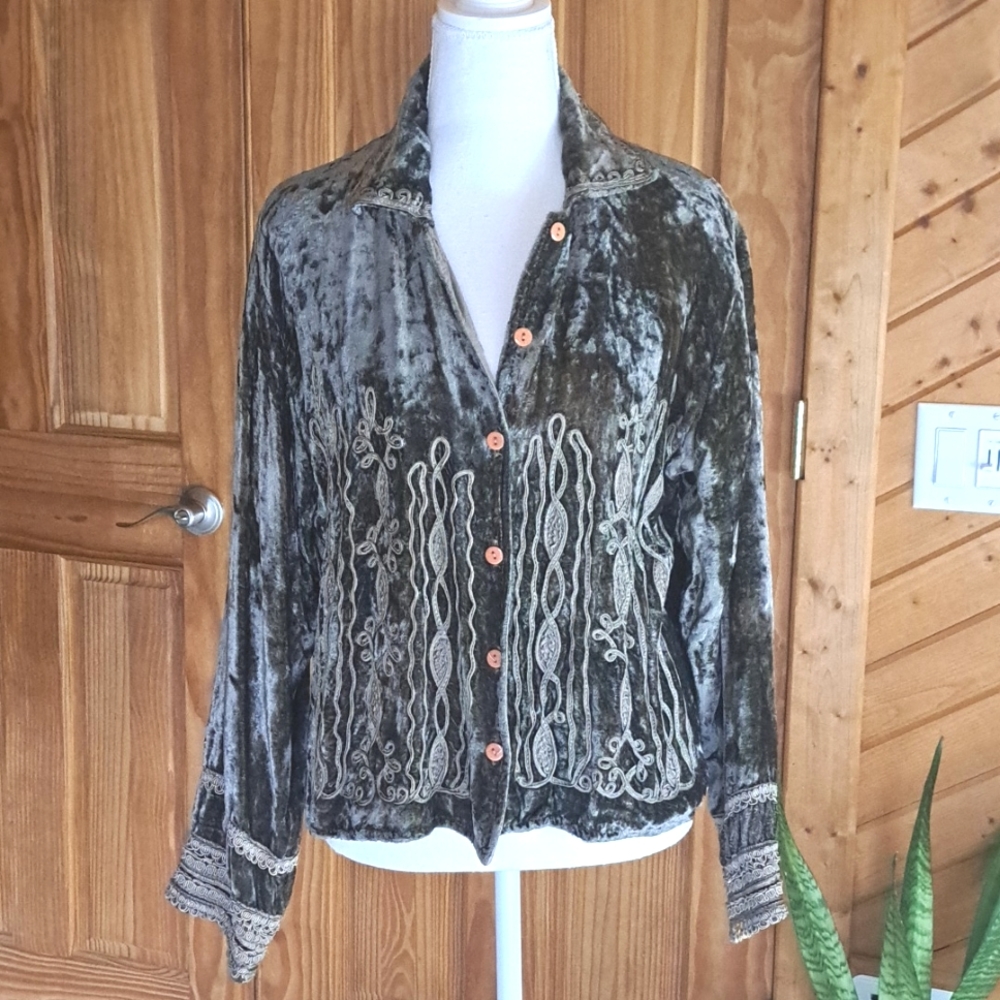 anü by Natural velvet embroidered button down jacket top made in India szS